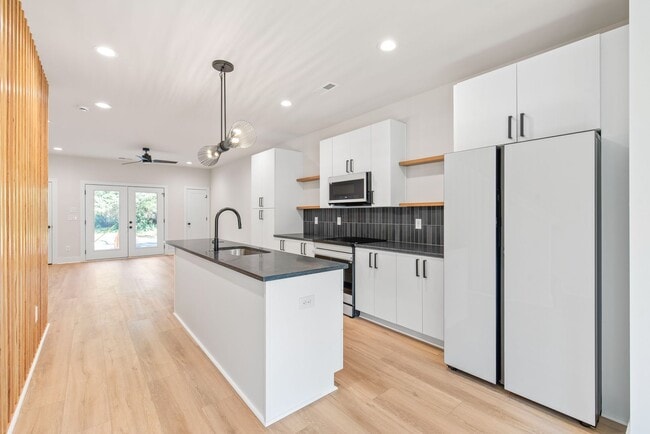 Building Photo - Modern, Move-In Ready Living in Plaza Midwood