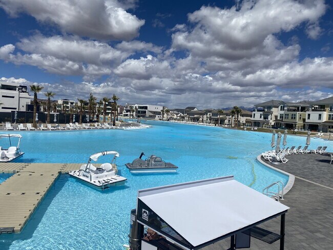 Building Photo - Breathtaking Desert Color 3 bed 2.5 bath townhome for rent!