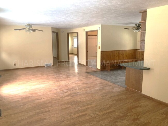 Building Photo - 4 BD, 2 BA HOUSE, HARDWOOD FLOORING THROUG...