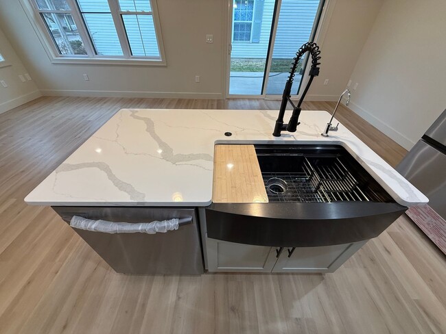 Building Photo - 6711-6715 New Town Ave.