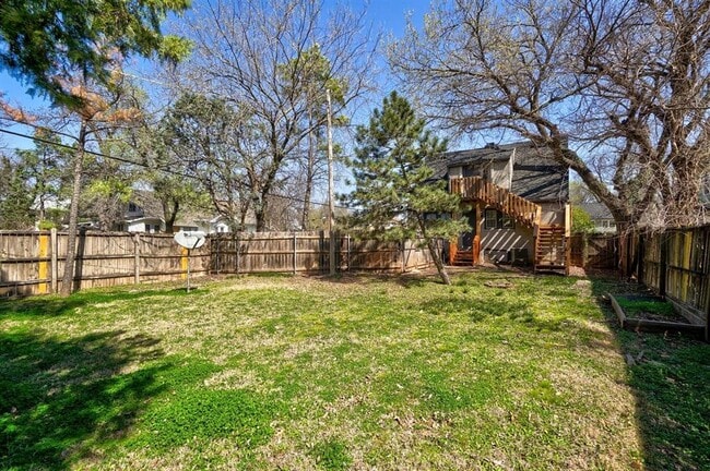 Building Photo - 404 Chautauqua Ave