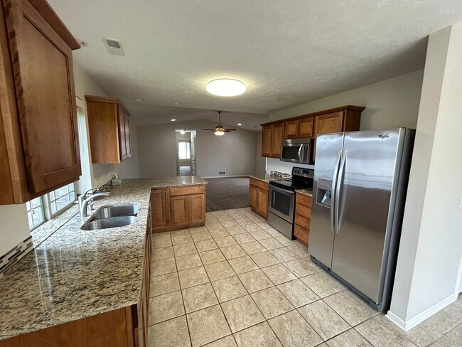 Building Photo - Beautiful, spacious, 4 bedroom, 3 bath tow...