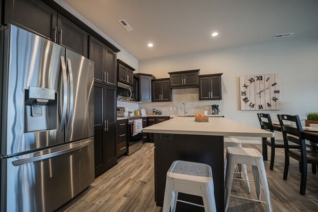 Building Photo - Quiet, clean and peaceful! Welcome home!