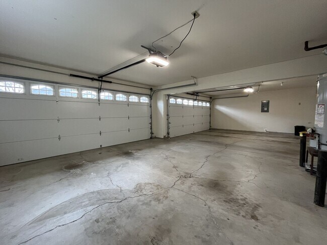 Building Photo - Grand 5 Bedroom Home Featuring 19ft Ceilings, Family Room & Main-Level Suite