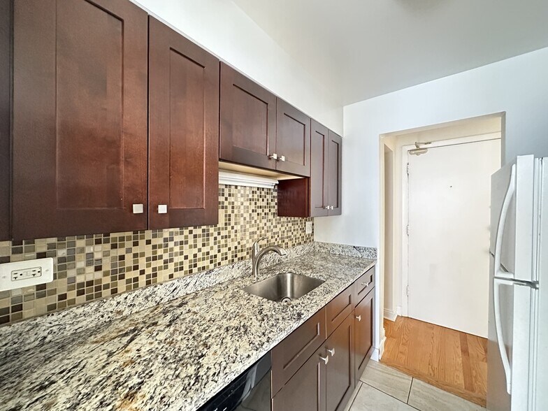 Building Photo - 3710 N Pine Grove Ave