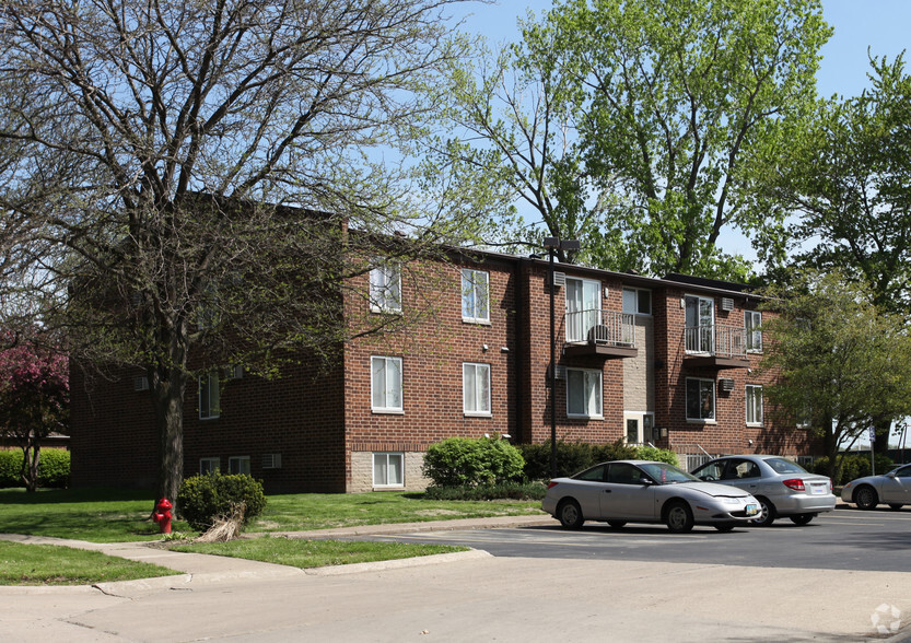 Primary Photo - Oak Hill Village Apartments