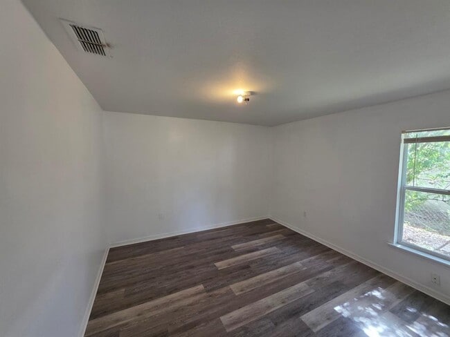 Building Photo - 670 Reindeer Dr