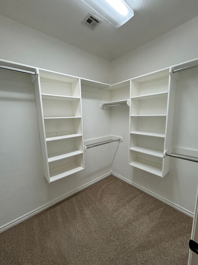 Building Photo - 4 bedroom, 2 bathroom NOW Available!