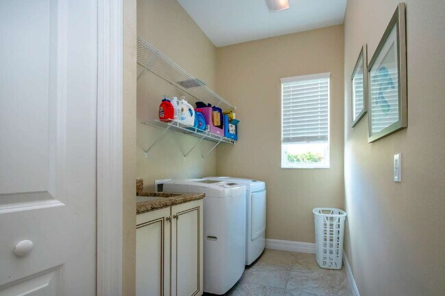 Building Photo - 4940 Tobermory Way
