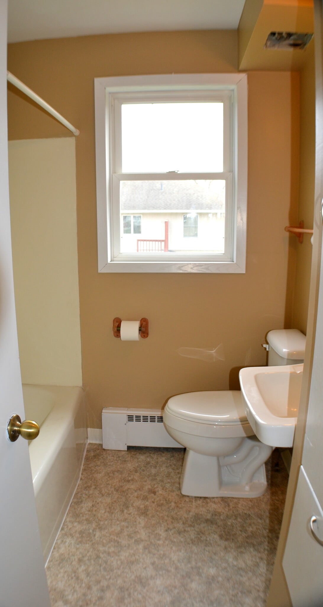 Main level bath - 605 Iowa Ave
