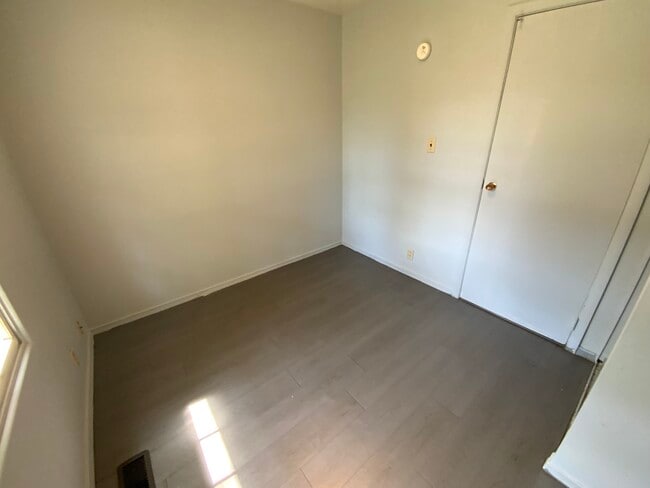 Building Photo - 917 Knollcrest Dr