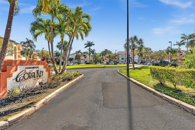 Building Photo - 3300 Pinewalk Dr N