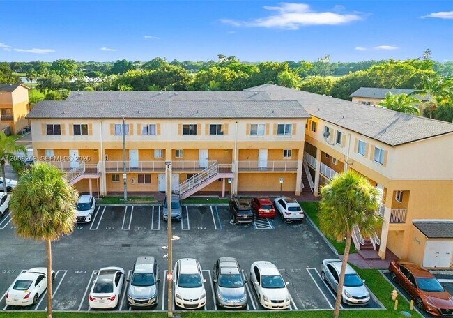 Building Photo - 6235 SW Kendale Lakes Cir