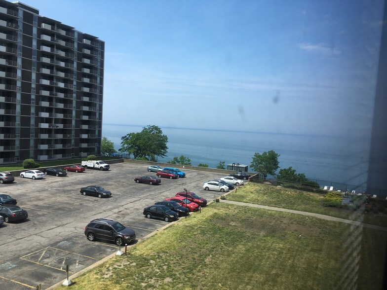 Building Photo - 11850 Edgewater Dr