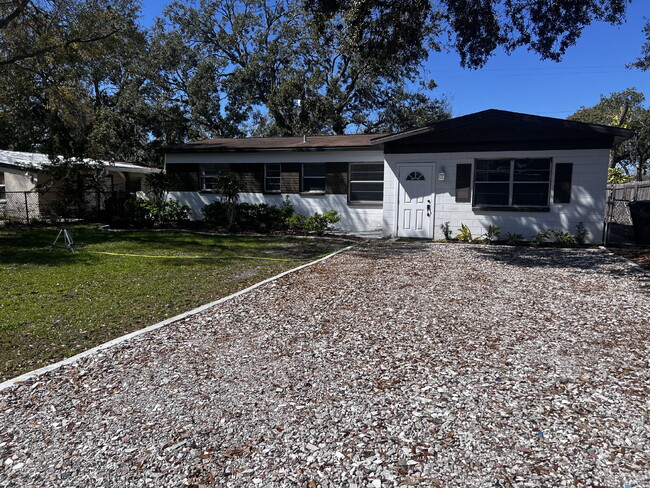 Building Photo - Charming Rocky Pointe Home with Modern Ame...