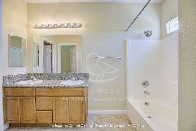 Building Photo - Beautifully maintained 4 bedroom 2 bath home!