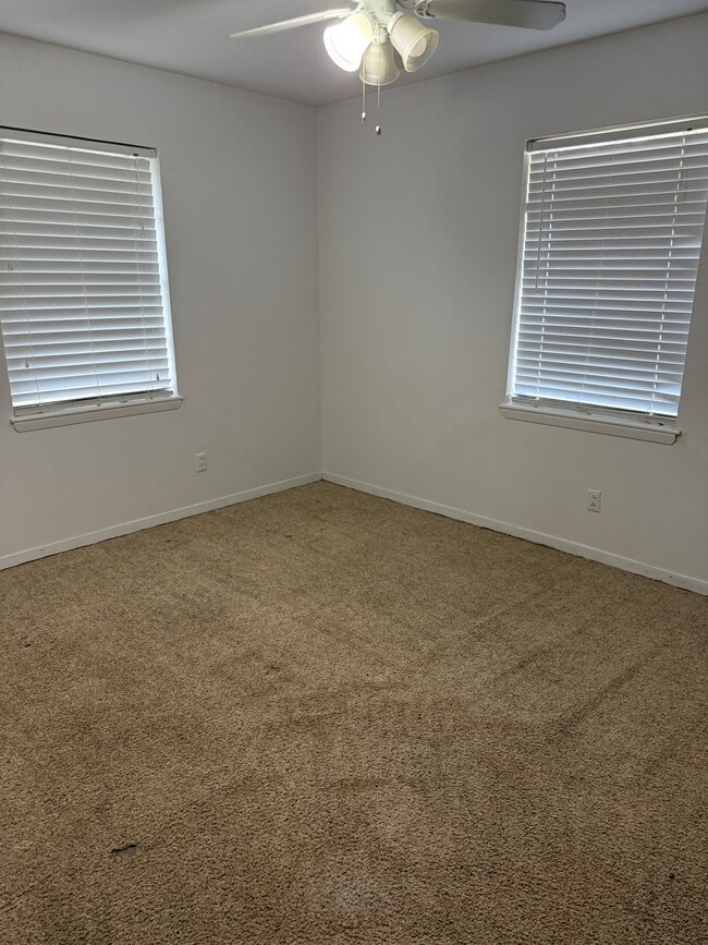 Building Photo - 915 N Spring St