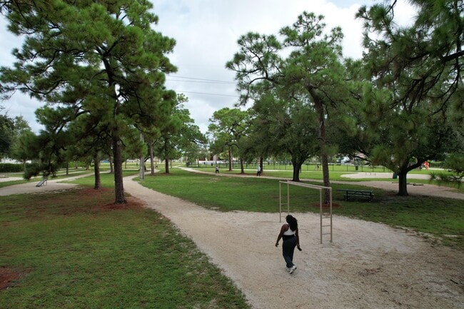 Building Photo - 1056 NE 34th Ct