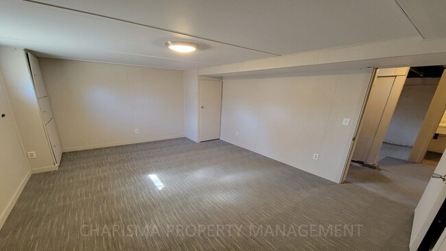 Building Photo - Newly Updated 2 Bedroom, 1.5 Bath House, C...