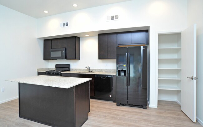 Building Photo - Modern Luxury in Central Tucson!