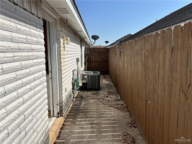 Building Photo - 613 La Mancha Dr