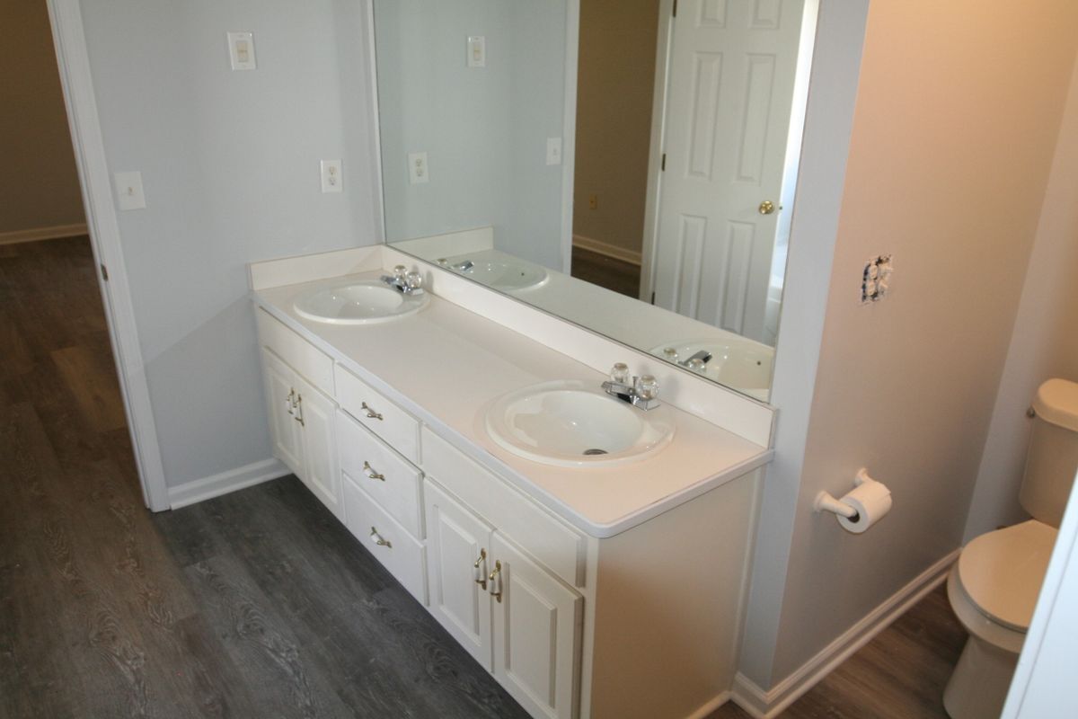Building Photo - 220 Trelawney Dr
