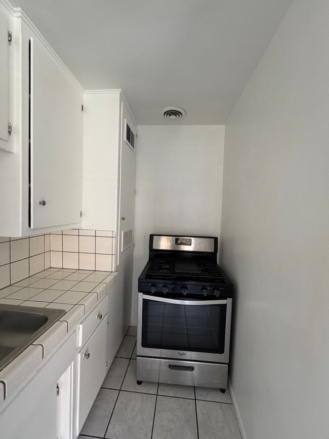 Building Photo - 1 Bedroom in Gardena With Parking Included...