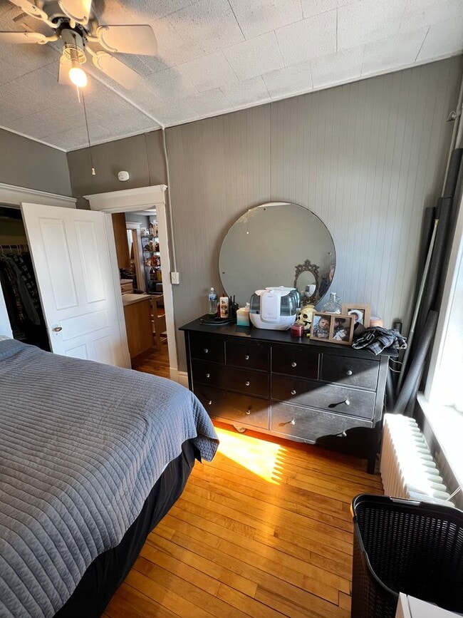 Building Photo - 922 E 5th St