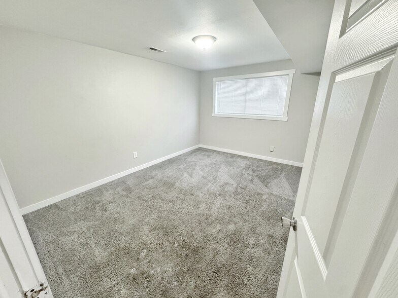 Building Photo - 15093 E 11th Ave