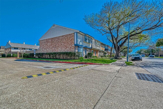 Building Photo - 14690 Perthshire Rd