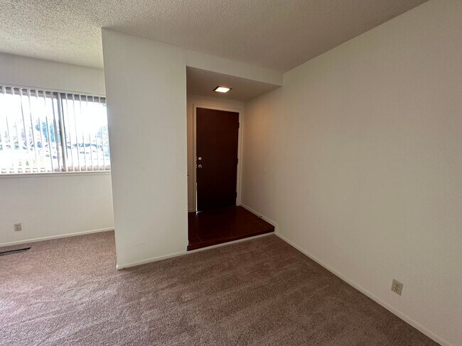 Building Photo - 3 Bedroom 2 Bathroom Duplex in Greenhaven