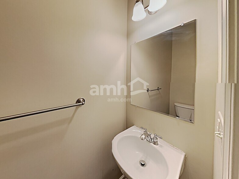 Building Photo - 2607 Swansong Ln