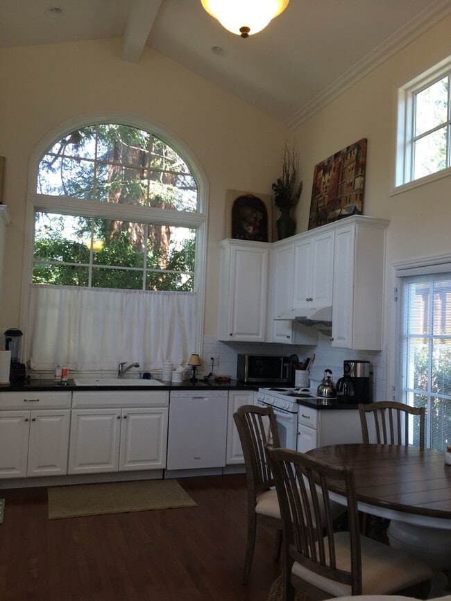 Building Photo - Beautiful Cottage Studio In Old Palo Alto