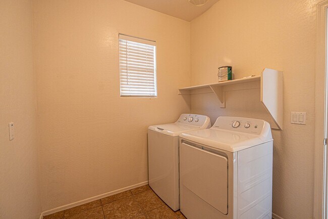 Building Photo - Move in READY! Perfect 3 bed/ 2 bath home ...