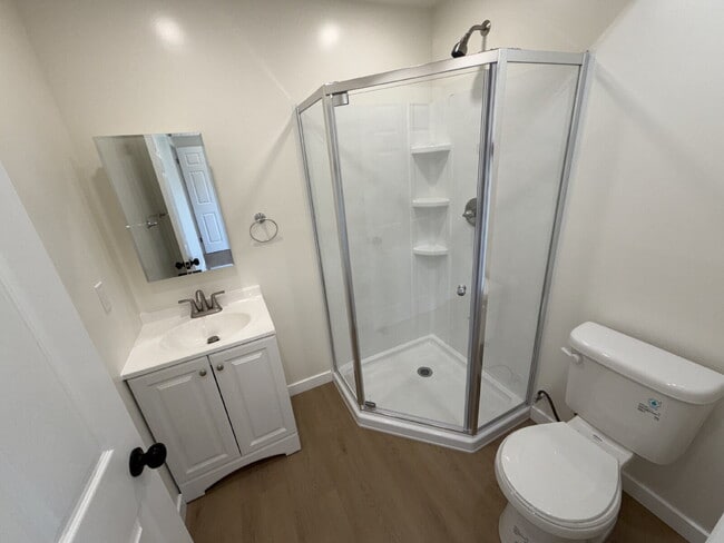 Building Photo - Modern Open Concept1 Bed + 1 Bath Upstairs Unit + In-Unit Laundry + AC