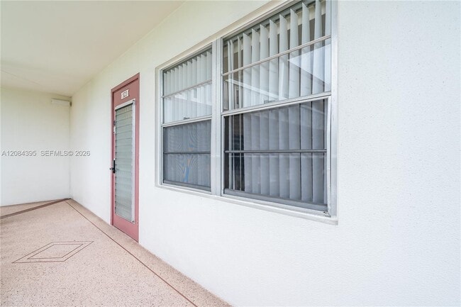 Building Photo - 523 Fanshaw M
