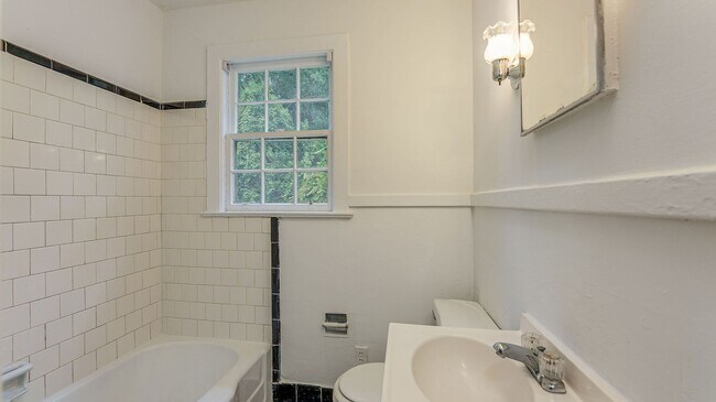 Building Photo - 3 Bedroom 1 Bath Townhouse in Wagener Terr...
