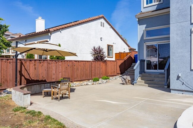Building Photo - Gorgeous 4 Bedroom with SOLAR in Shadow Lakes!