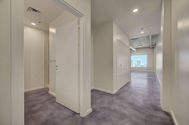 Building Photo - Modern Loft with City View