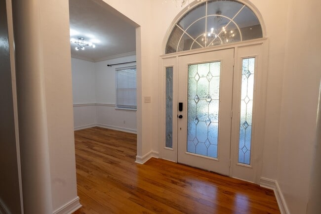 Building Photo - 3510 Gardenview Way
