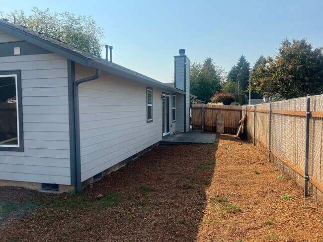 Building Photo - 724 SE 135th Ct
