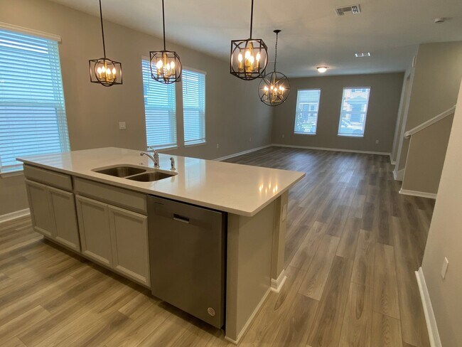 Building Photo - 4/2/5 Winter Garden Townhouse