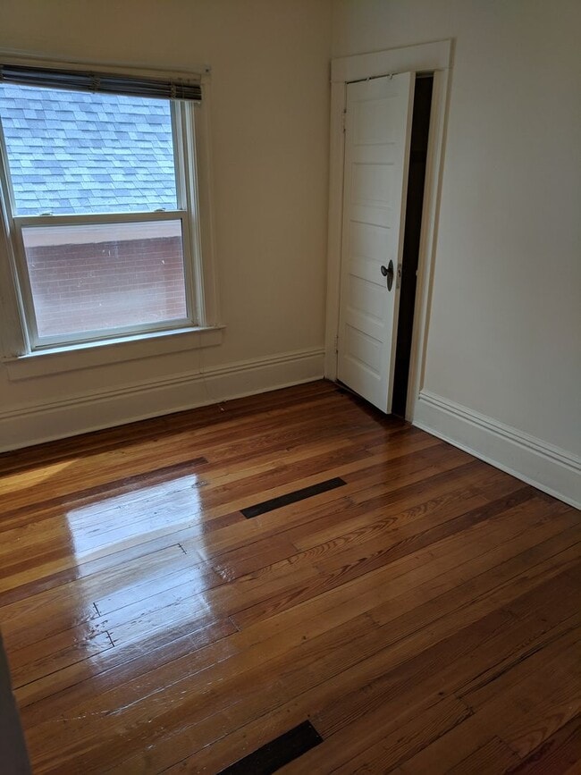 Building Photo - AWESOME 3-BDRM + GARAGE IN DESIRABLE SUNNY...