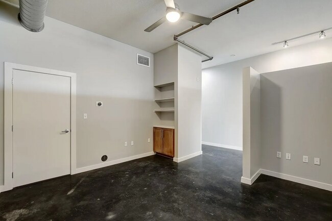 Building Photo - 1601 E Cesar Chavez St