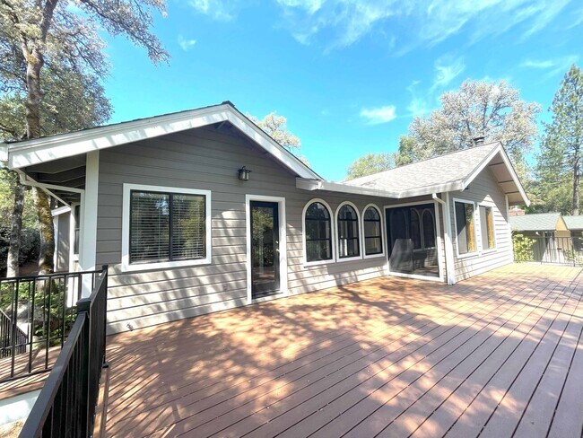 Building Photo - Beautiful 3 bedroom, 3 bath home in Lake W...