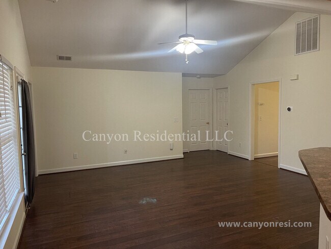 Building Photo - 1604 Cedrow Dr