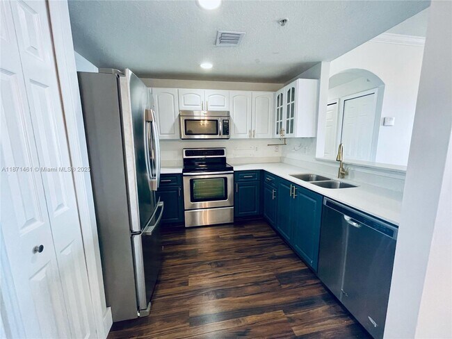 Building Photo - 6560 NW 114th Ave