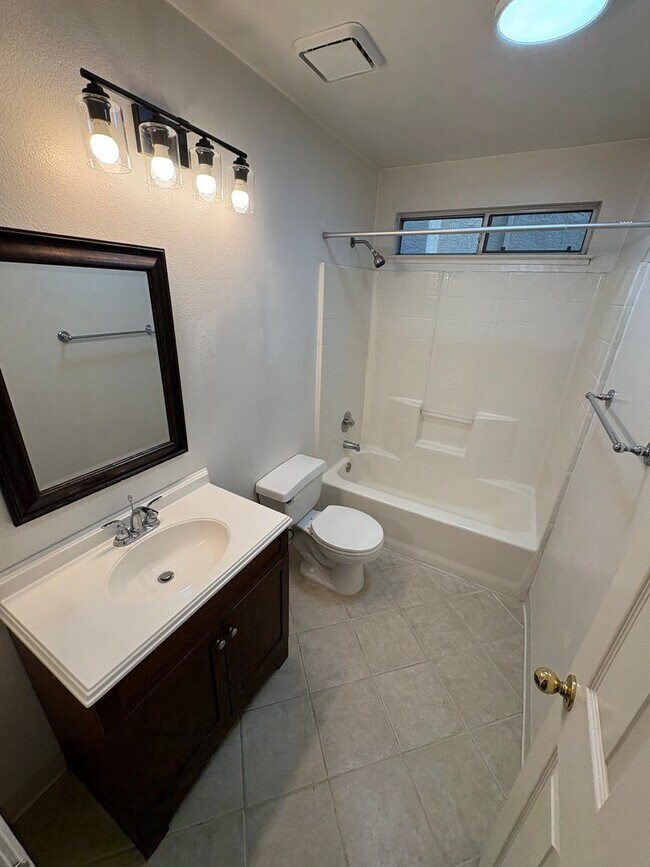 Building Photo - Beautiful 3 Bedroom, 2 Bath Single Story Oakley Home