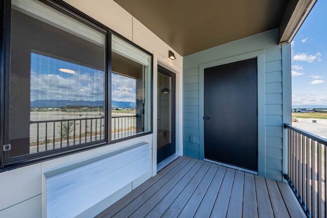 Building Photo - Jumbo 2 bed 2 bath  Modern Apartment - 1323 sqft