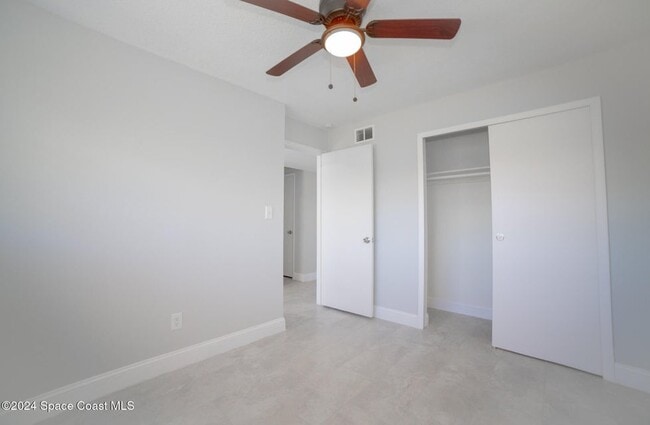 Building Photo - 230 W Towne Pl